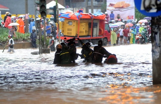 Banjir parah lumpuhkan jalanan di Kalimalang