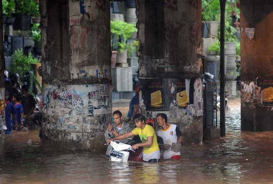 Banjir parah lumpuhkan jalanan di Kalimalang