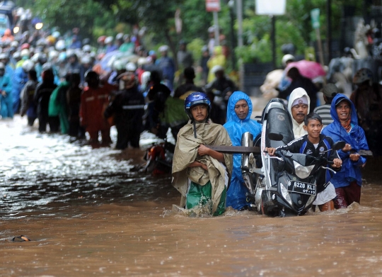 Banjir parah lumpuhkan jalanan di Kalimalang