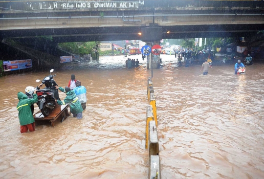 Banjir parah lumpuhkan jalanan di Kalimalang