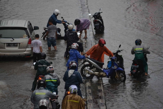 Aksi pengendara motor nekat terjang banjir di Cawang