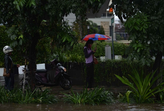 Aksi pengendara motor nekat terjang banjir di Cawang