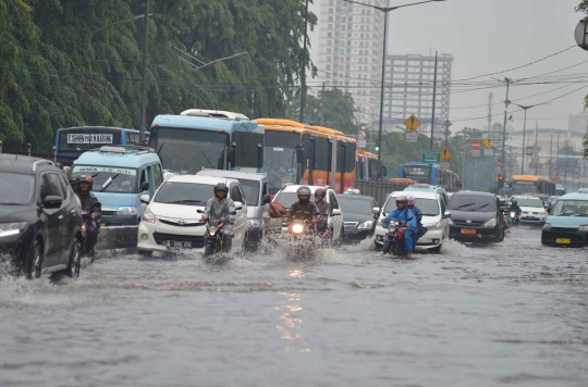 Imbas banjir, lalu lintas di Gunung Sahari macet