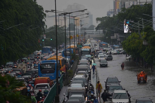 Imbas banjir, lalu lintas di Gunung Sahari macet