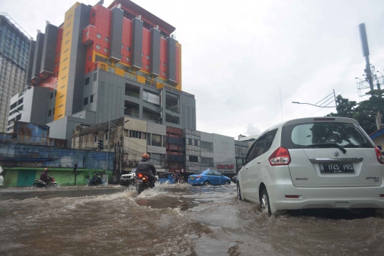 Imbas banjir, lalu lintas di Gunung Sahari macet