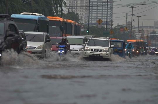 Imbas banjir, lalu lintas di Gunung Sahari macet