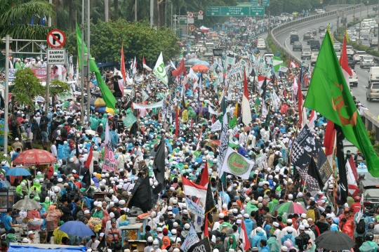 Puluhan ribu peserta aksi 212 geruduk Gedung DPR