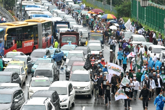 Puluhan ribu peserta aksi 212 geruduk Gedung DPR