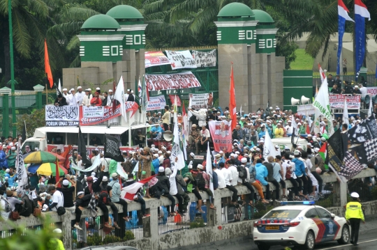 Puluhan ribu peserta aksi 212 geruduk Gedung DPR