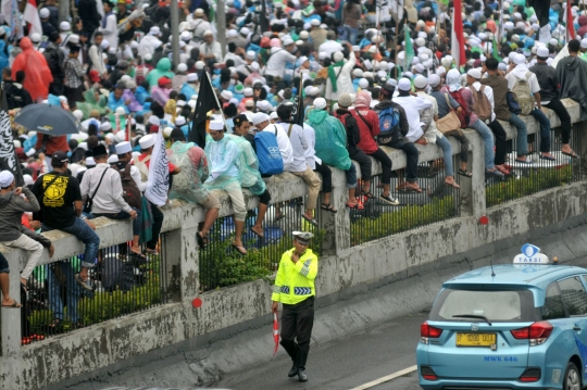 Puluhan ribu peserta aksi 212 geruduk Gedung DPR