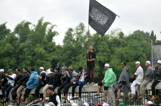 Puluhan ribu peserta aksi 212 geruduk Gedung DPR