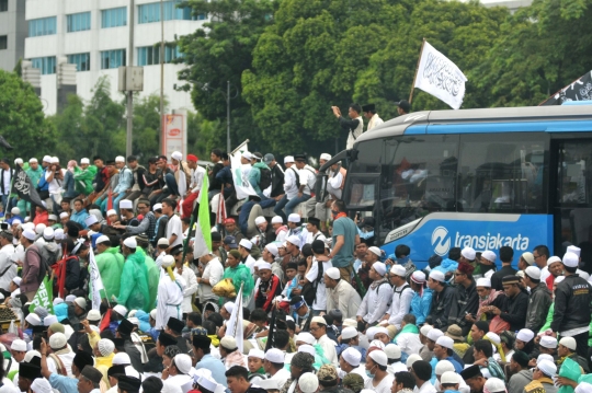 Puluhan ribu peserta aksi 212 geruduk Gedung DPR