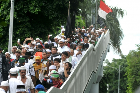 Puluhan ribu peserta aksi 212 geruduk Gedung DPR