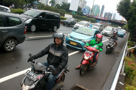 Aksi 212 lumpuhkan Jalan Gatot Subroto, pemotor masuk tol