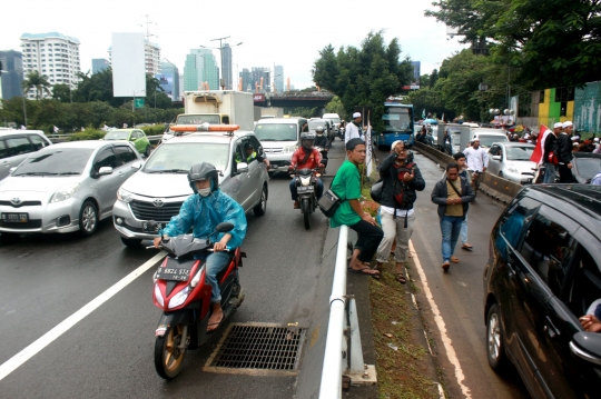 Aksi 212 lumpuhkan Jalan Gatot Subroto, pemotor masuk tol