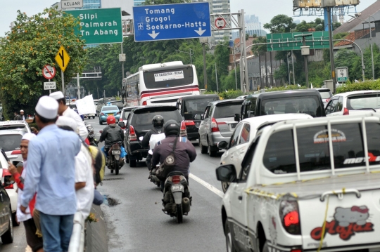 Aksi 212 lumpuhkan Jalan Gatot Subroto, pemotor masuk tol