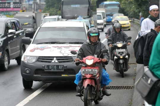 Aksi 212 lumpuhkan Jalan Gatot Subroto, pemotor masuk tol