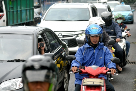 Aksi 212 lumpuhkan Jalan Gatot Subroto, pemotor masuk tol