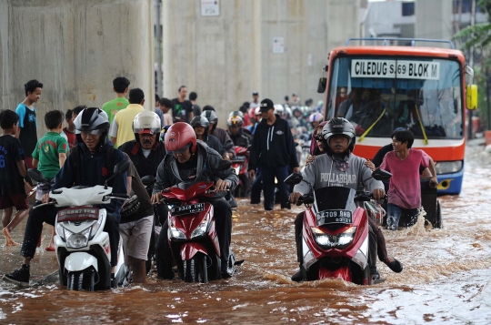 Luapan Kali Pesanggrahan genangi Jalan Ciledug Raya