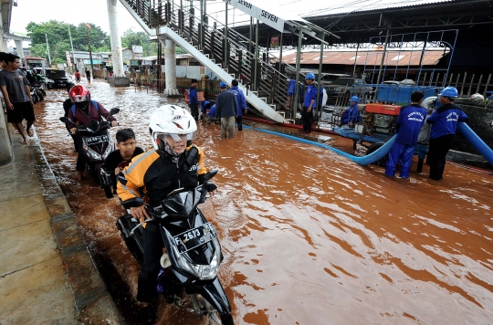 Luapan Kali Pesanggrahan genangi Jalan Ciledug Raya