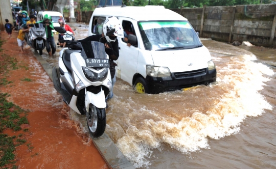 Luapan Kali Pesanggrahan genangi Jalan Ciledug Raya