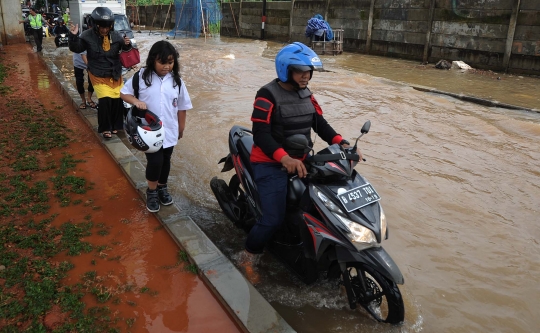 Luapan Kali Pesanggrahan genangi Jalan Ciledug Raya