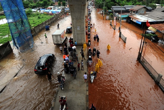 Luapan Kali Pesanggrahan genangi Jalan Ciledug Raya