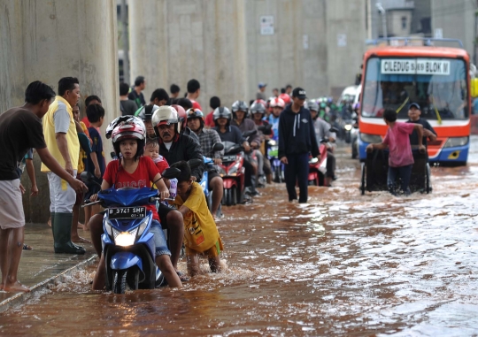 Luapan Kali Pesanggrahan genangi Jalan Ciledug Raya