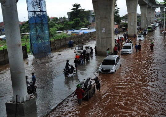 Luapan Kali Pesanggrahan genangi Jalan Ciledug Raya