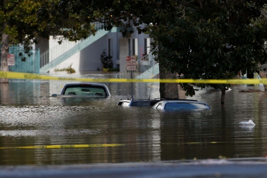 Penampakan banjir tenggelamkan puluhan mobil di California