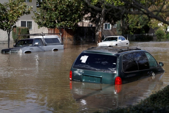 Penampakan banjir tenggelamkan puluhan mobil di California