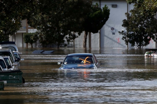 Penampakan banjir tenggelamkan puluhan mobil di California