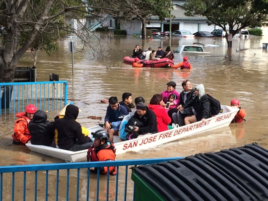 Penampakan banjir tenggelamkan puluhan mobil di California