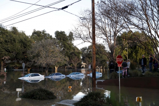 Penampakan banjir tenggelamkan puluhan mobil di California