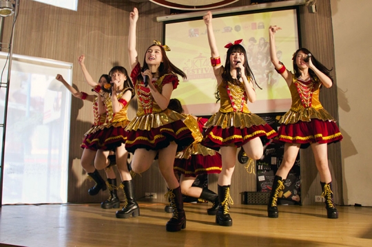 Aksi menggemaskan JKT48 saat luncurkan album Festival Greatest Hits