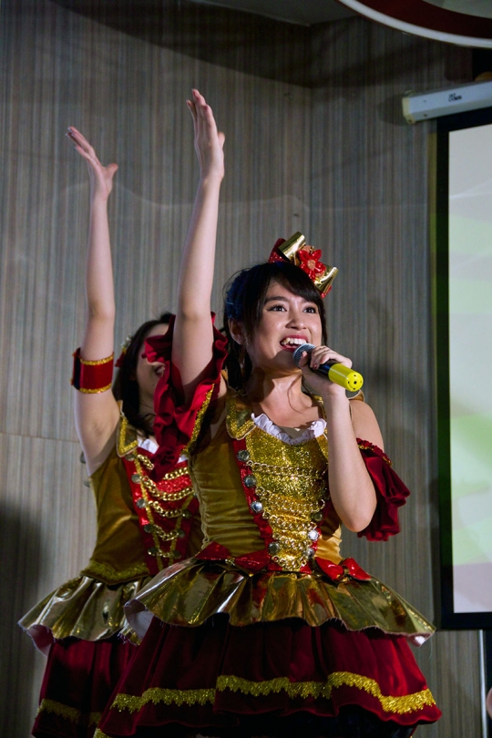 Aksi menggemaskan JKT48 saat luncurkan album Festival Greatest Hits