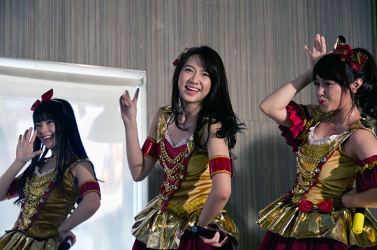 Aksi menggemaskan JKT48 saat luncurkan album Festival Greatest Hits