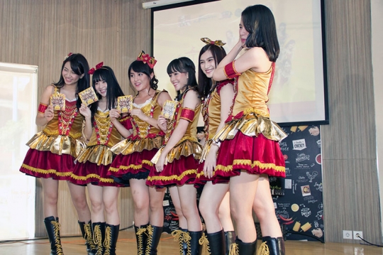 Aksi menggemaskan JKT48 saat luncurkan album Festival Greatest Hits