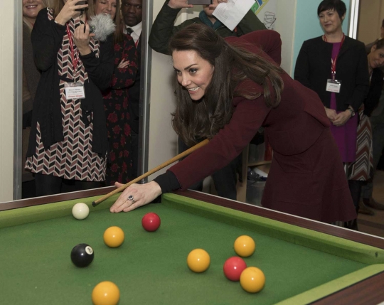 Kate Middleton perlihatkan kemampuannya bermain biliar