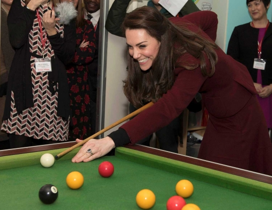 Kate Middleton perlihatkan kemampuannya bermain biliar