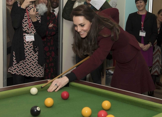 Kate Middleton perlihatkan kemampuannya bermain biliar