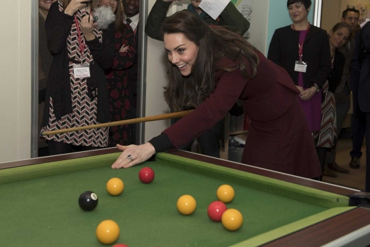 Kate Middleton perlihatkan kemampuannya bermain biliar