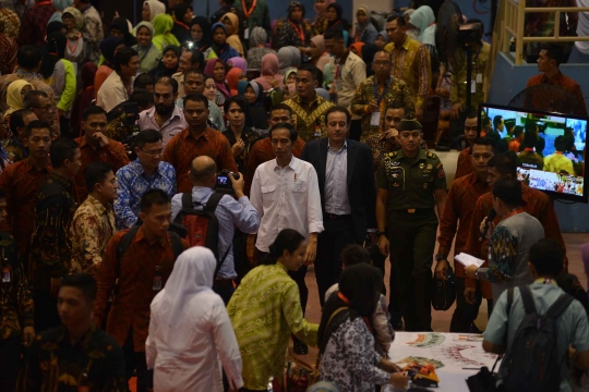 Jokowi bagi bantuan pangan nontunai via KKS
