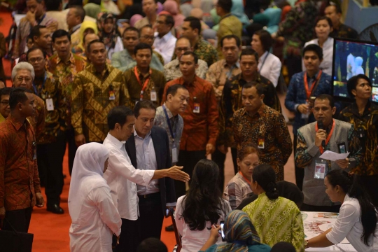 Jokowi bagi bantuan pangan nontunai via KKS