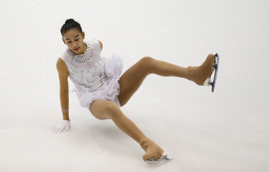 Ekspresi atlet es skating Asian Winter Games saat terjatuh