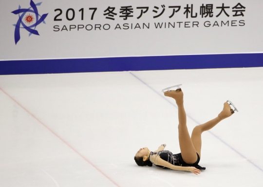 Ekspresi atlet es skating Asian Winter Games saat terjatuh