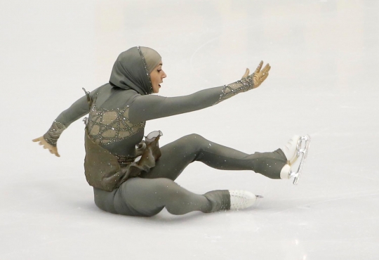 Ekspresi atlet es skating Asian Winter Games saat terjatuh