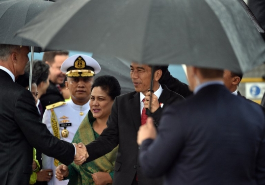Tiba di Australia, Jokowi gandeng erat tangan Iriana