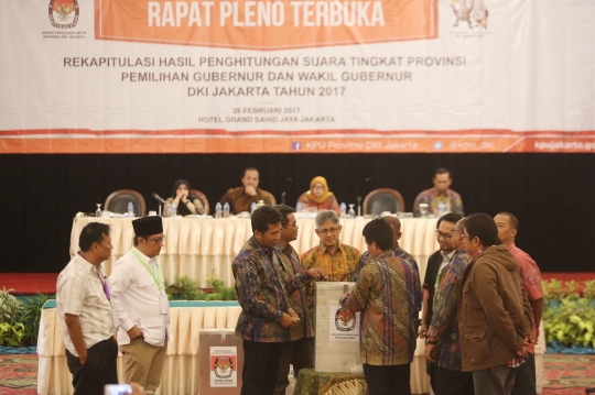 Memantau KPU rekapitulasi suara Pilkada DKI 2017