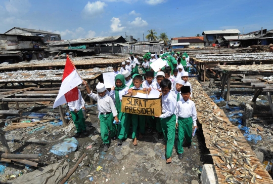 Ratusan murid-murid MI buat surat untuk presiden